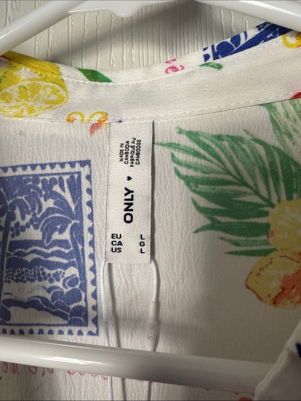 ONLY White Tropical Print Sleeveless Shirt with Multicolor Motifs - Picture 3 of 4